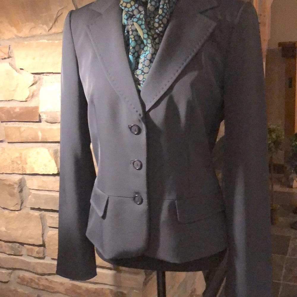 TAHARI navy blue blazer…Classy! Size 8 🌸